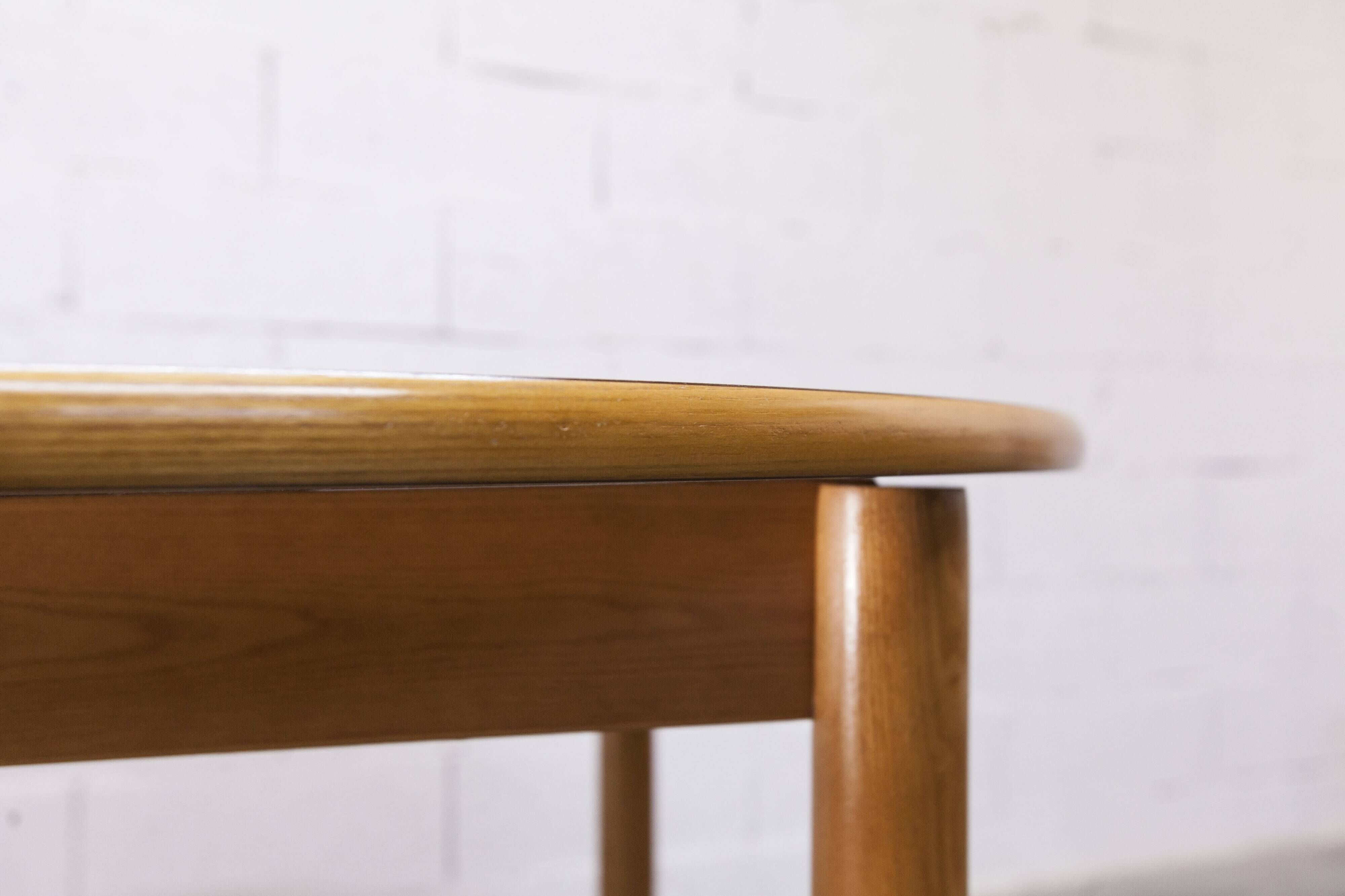 Danish ensemble transformable table 114 cm / 154 + 4 modernist chairs from the 1970s.