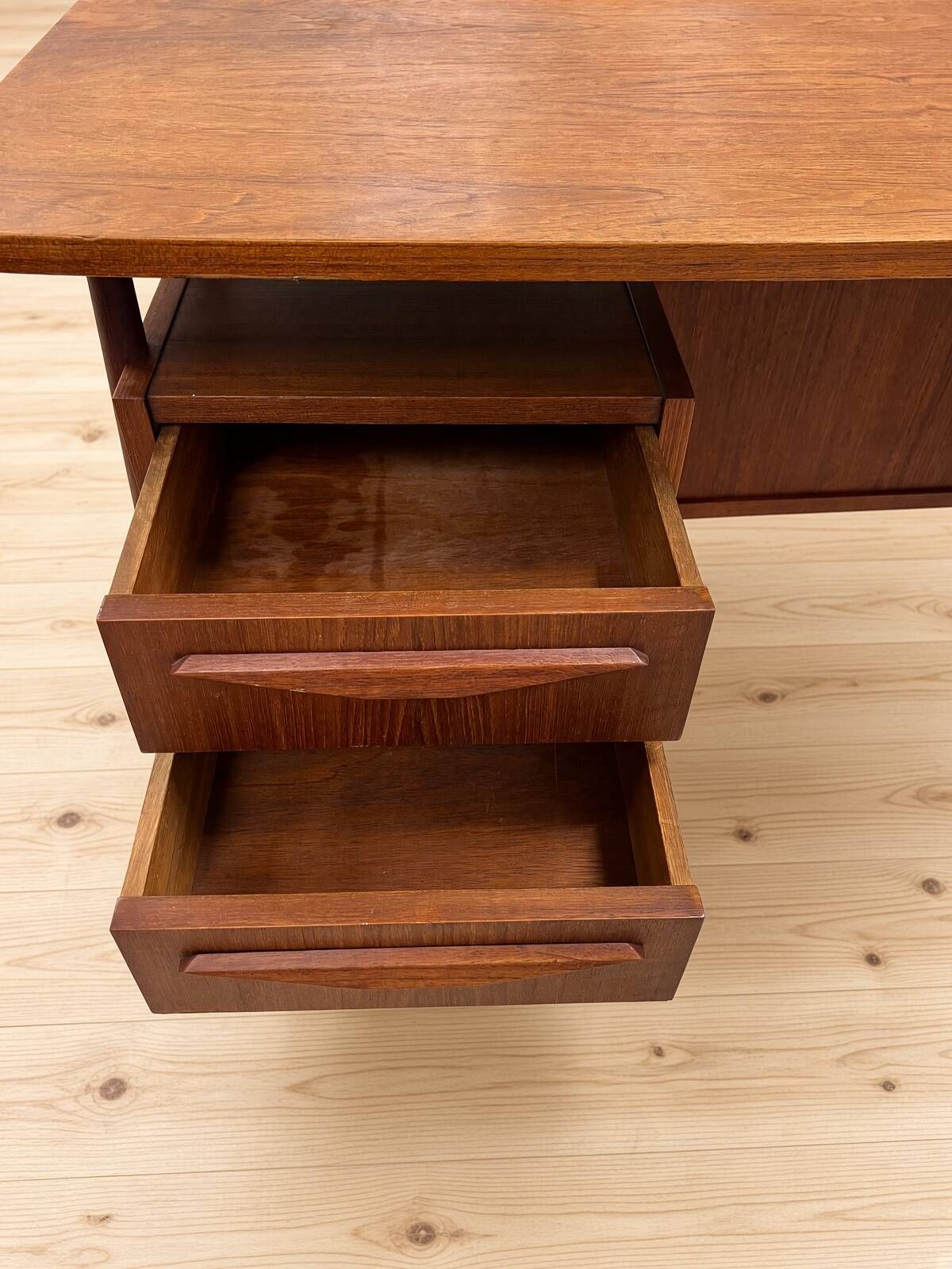 Bureau en teck petit danois par Gunnar Nielsen pour Tibergaard