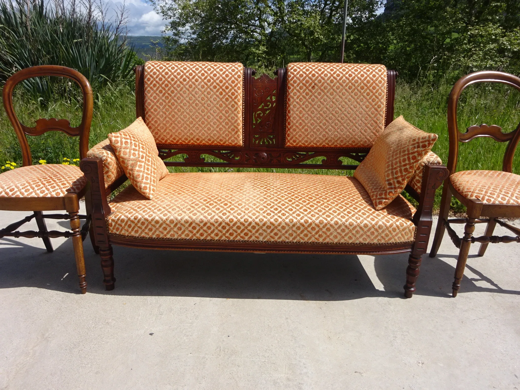 Ancienne banquette en bois et velours orange