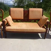Ancienne banquette en bois et velours orange
