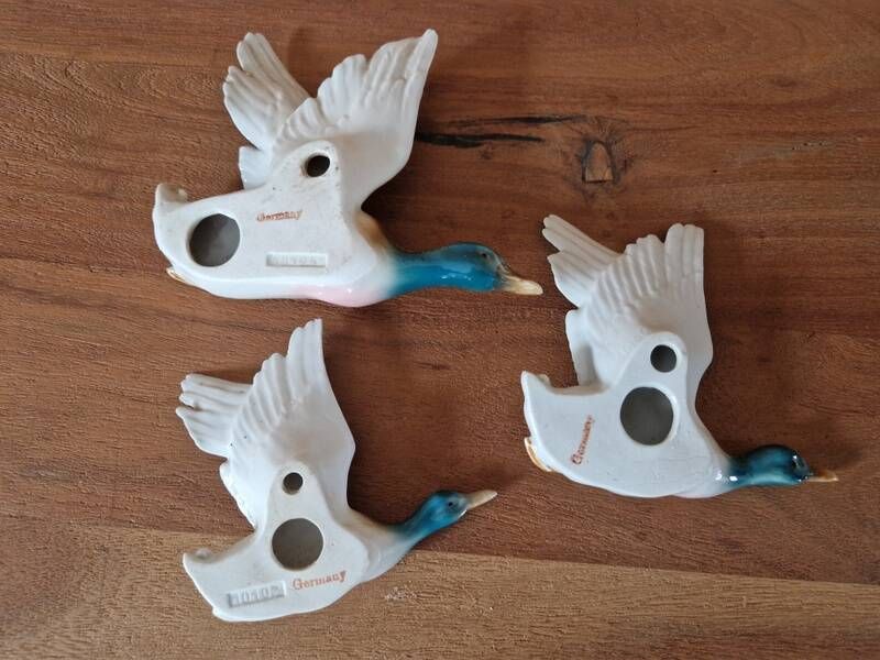 Série de 3 canards en vol en faience allemande - marque au dos