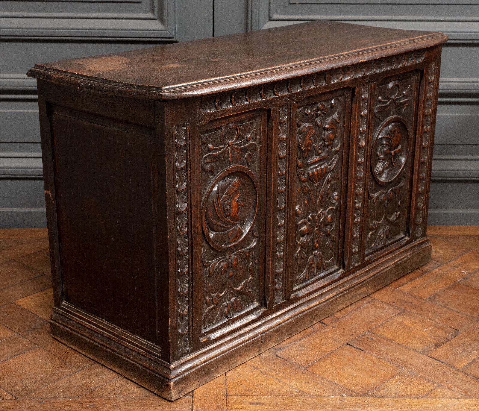 Coffre néogothique 3 panneaux décor Renaissance début XXe
