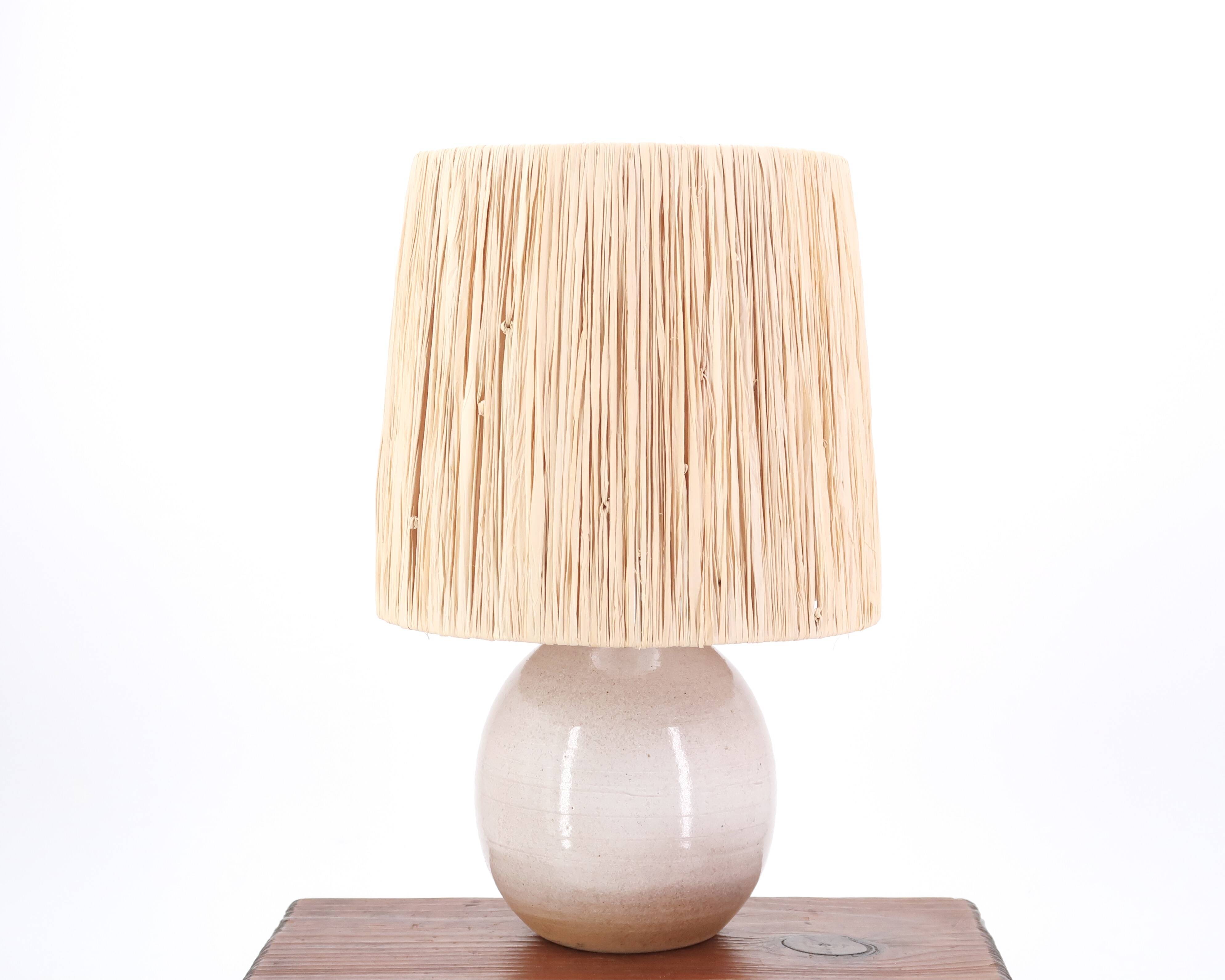 Lampe beige en céramique, abat jour en raphia, années 60