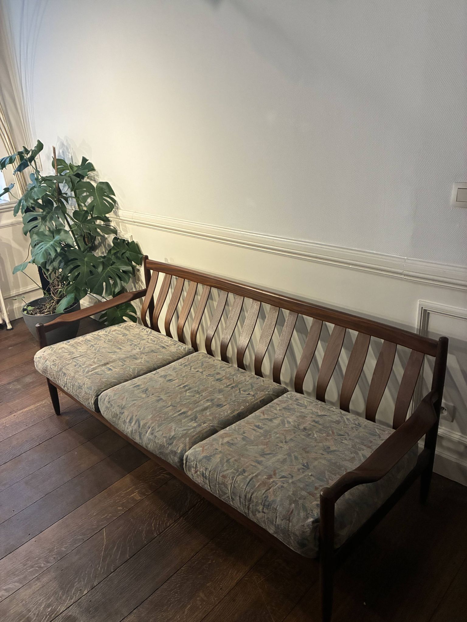 Vintage 3-seater wooden sofa with sculptural backrest.