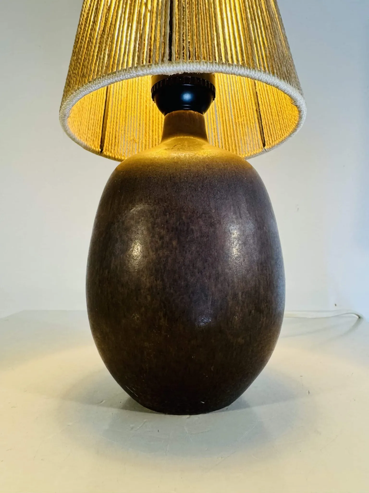 Lampe de table en céramique et sisal par Agne Aronsson, Suède, années 1960.