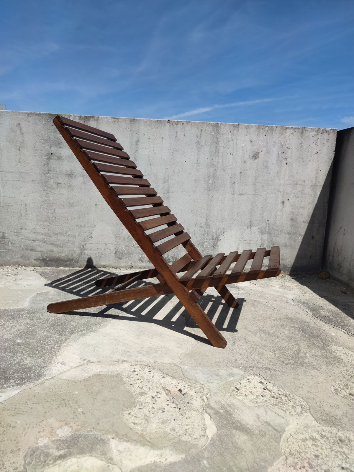 Teak lounge chair with foldable slats