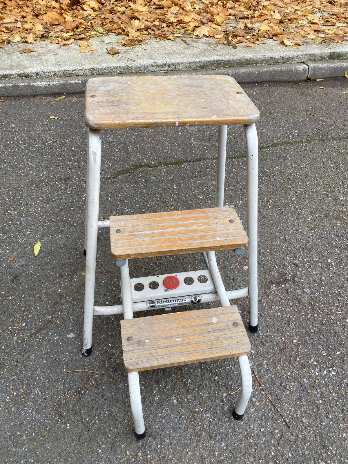 Folding step stool in solid wood and white steel