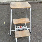 Folding step stool in solid wood and white steel