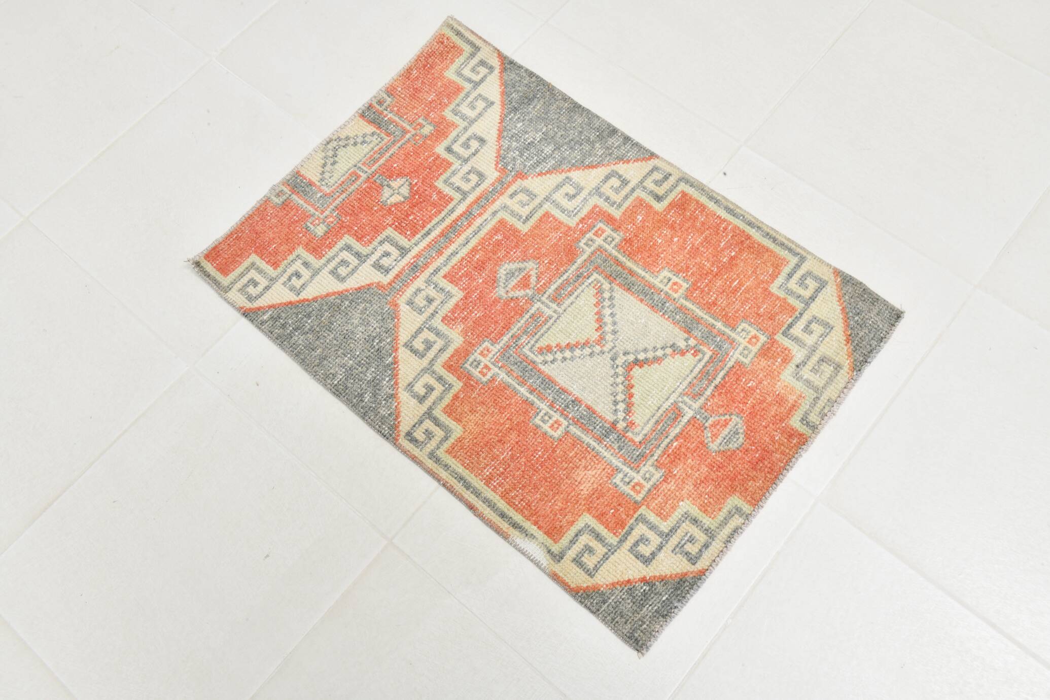Tapis vintage orange et gris de petite taille 2x3