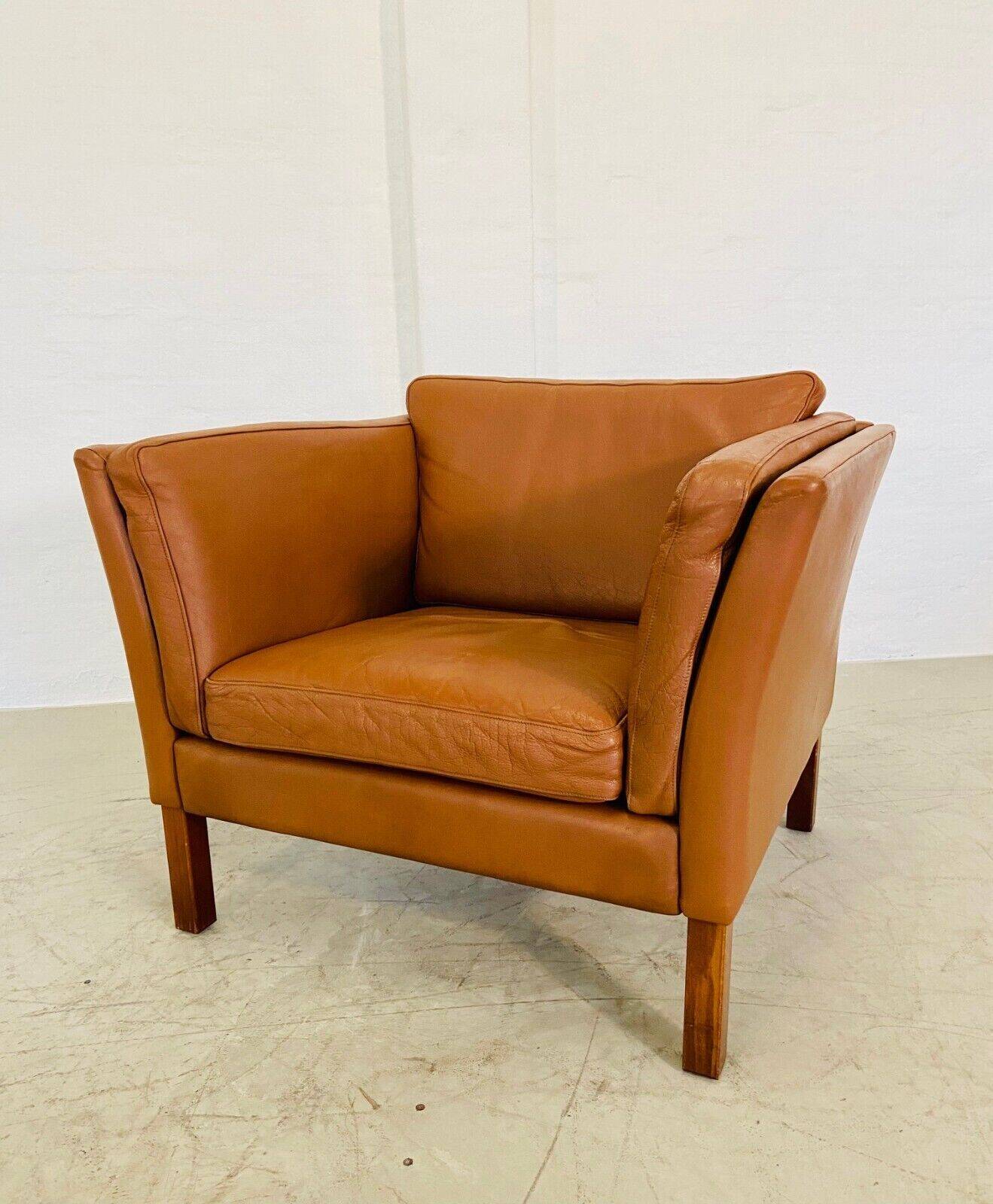 Fauteuil lounge scandinave vintage en cuir cognac, style milieu du siècle