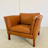 Fauteuil lounge scandinave vintage en cuir cognac, style milieu du siècle