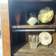 Homme debout, armoire 1 porte Louis Philippe