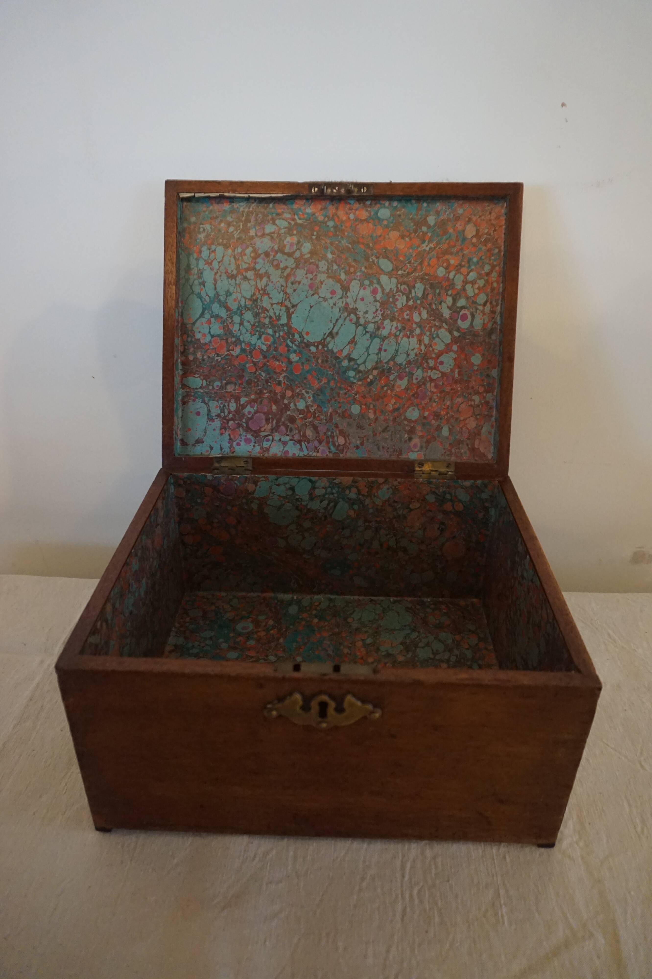 Pretty box in blond Walnut