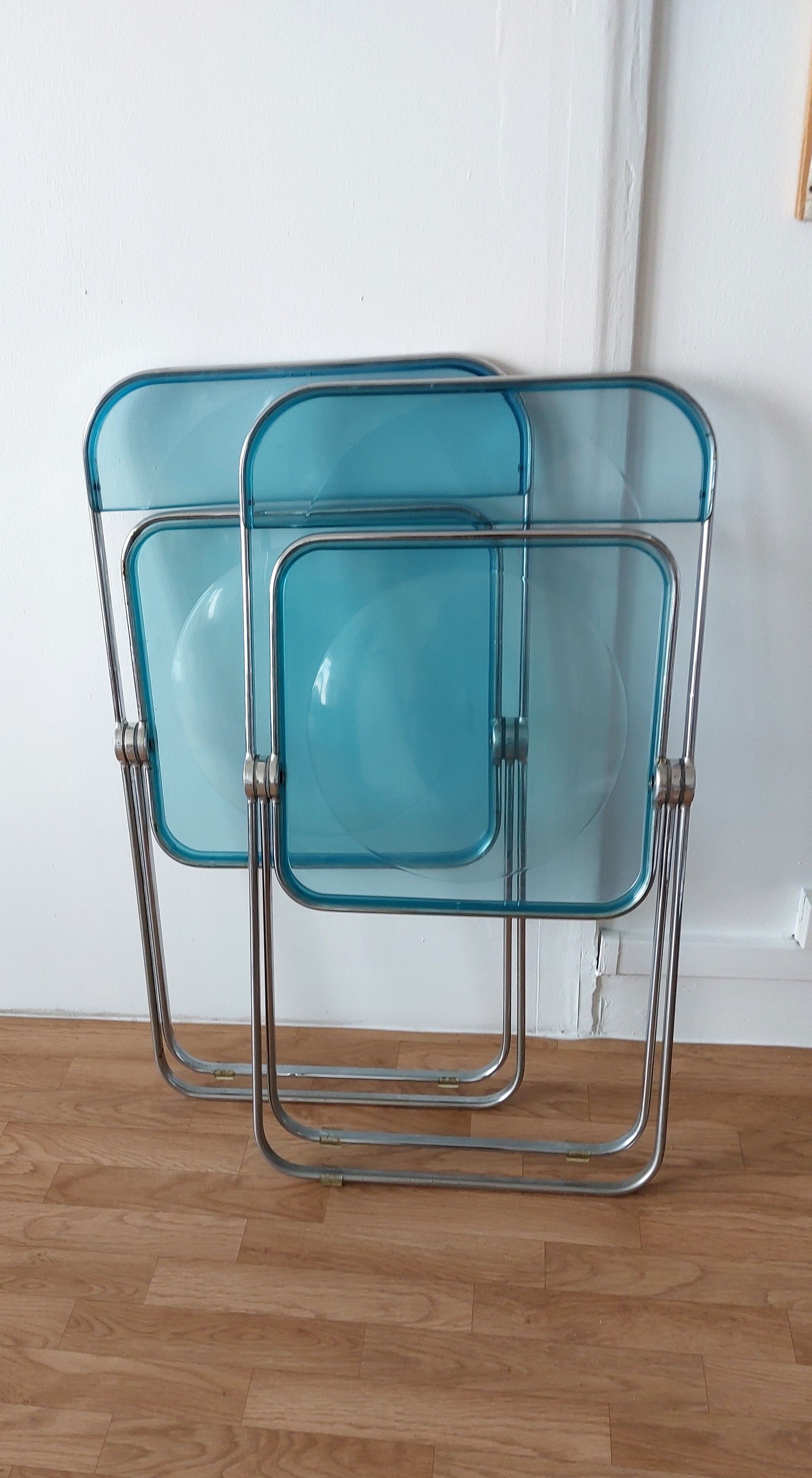 Pair of translucent blue chairs Plia design Giancarlo Piretti for Castelli, 1960.