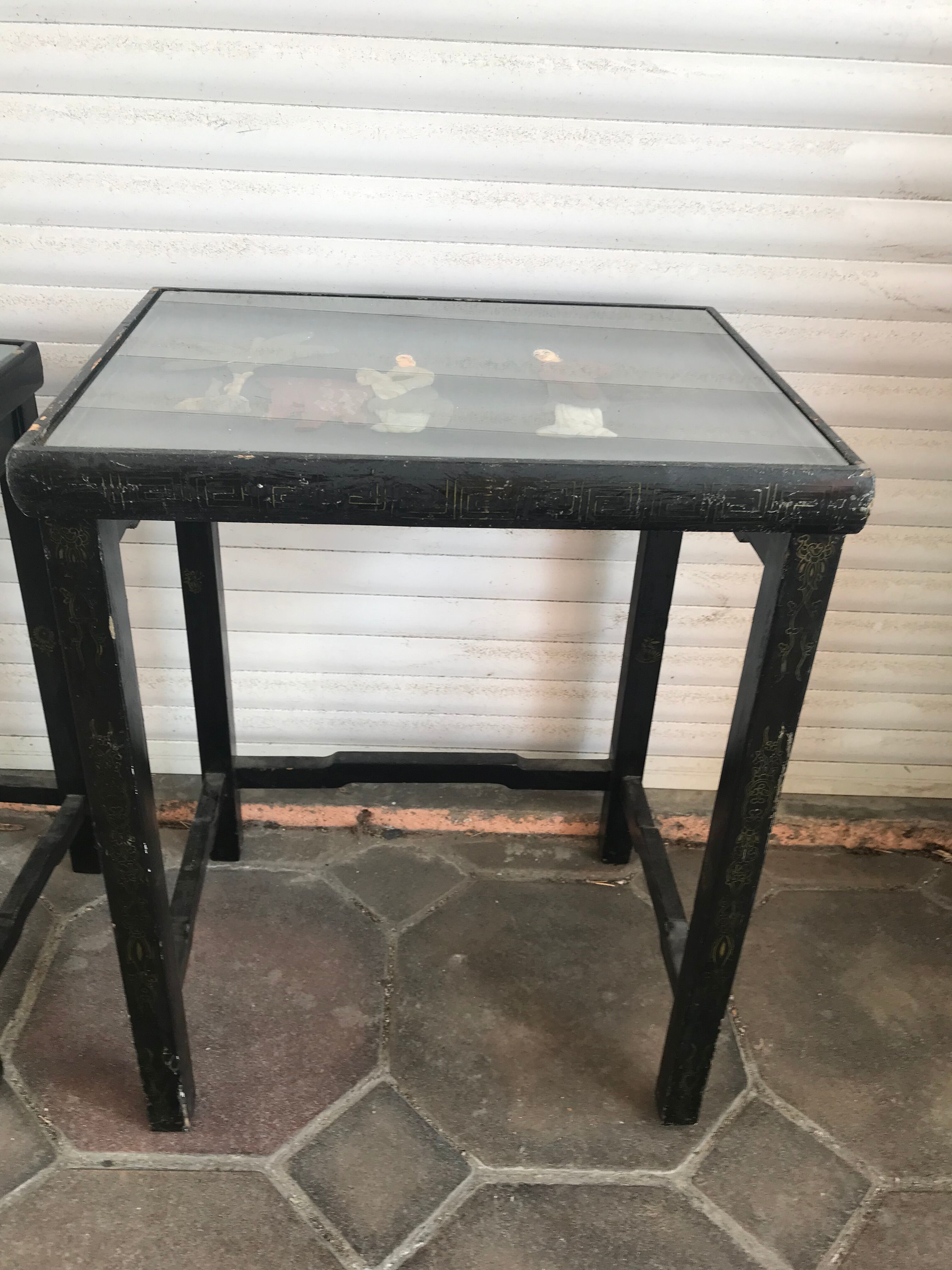 Tables gigognes chinoises en bois laqué incrustations de pierres dures années 60