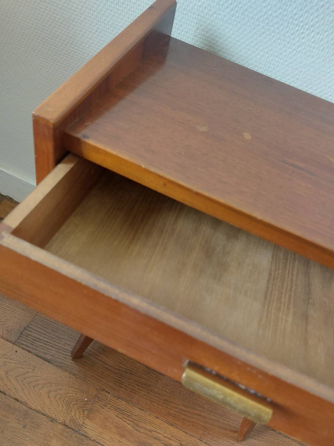 Compass feet bedside table