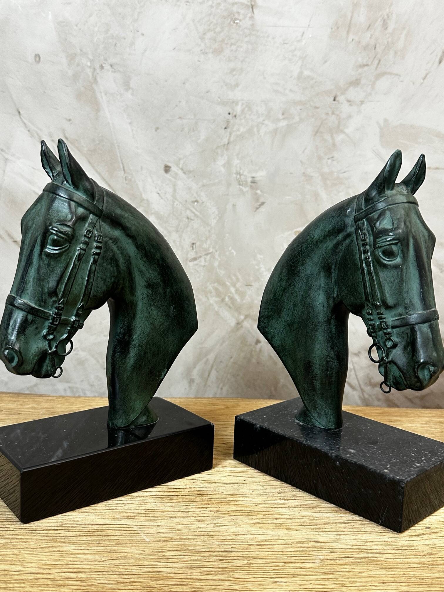 Serres livres chevaux en régule