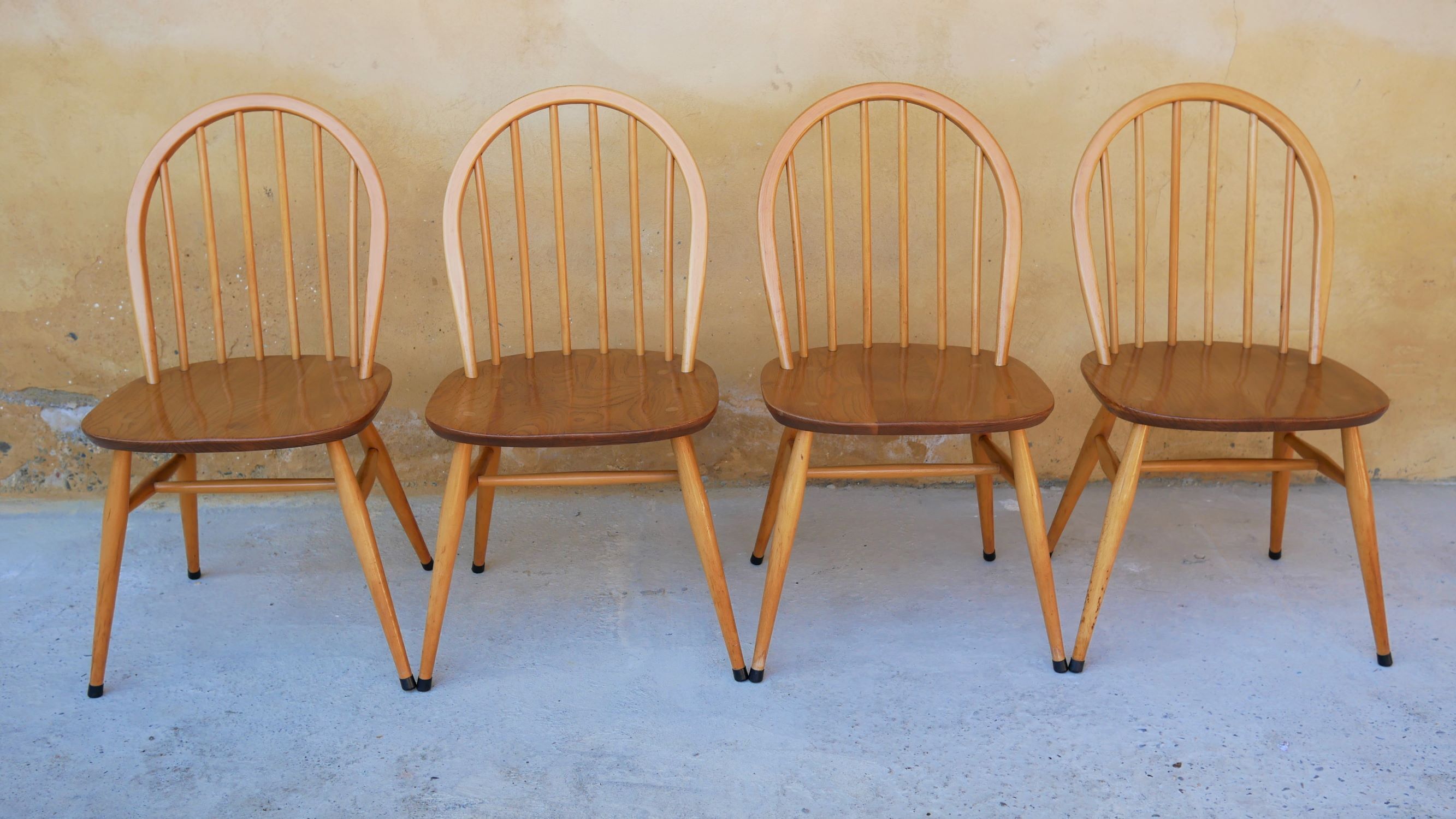 Série de 4 chaises « Windsor » par L. Ercolani pour les éditions Ercol