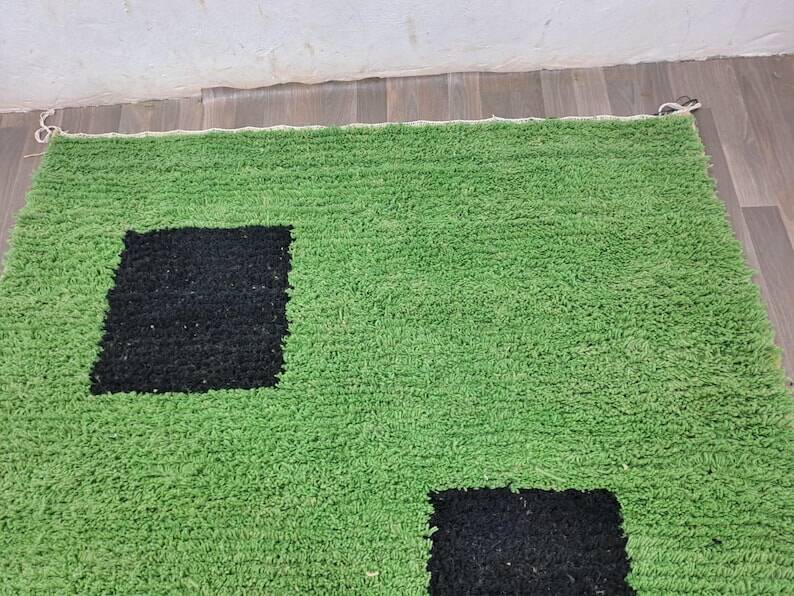 Handwoven natural wool rug, traditional style, size 200 x 300 cm