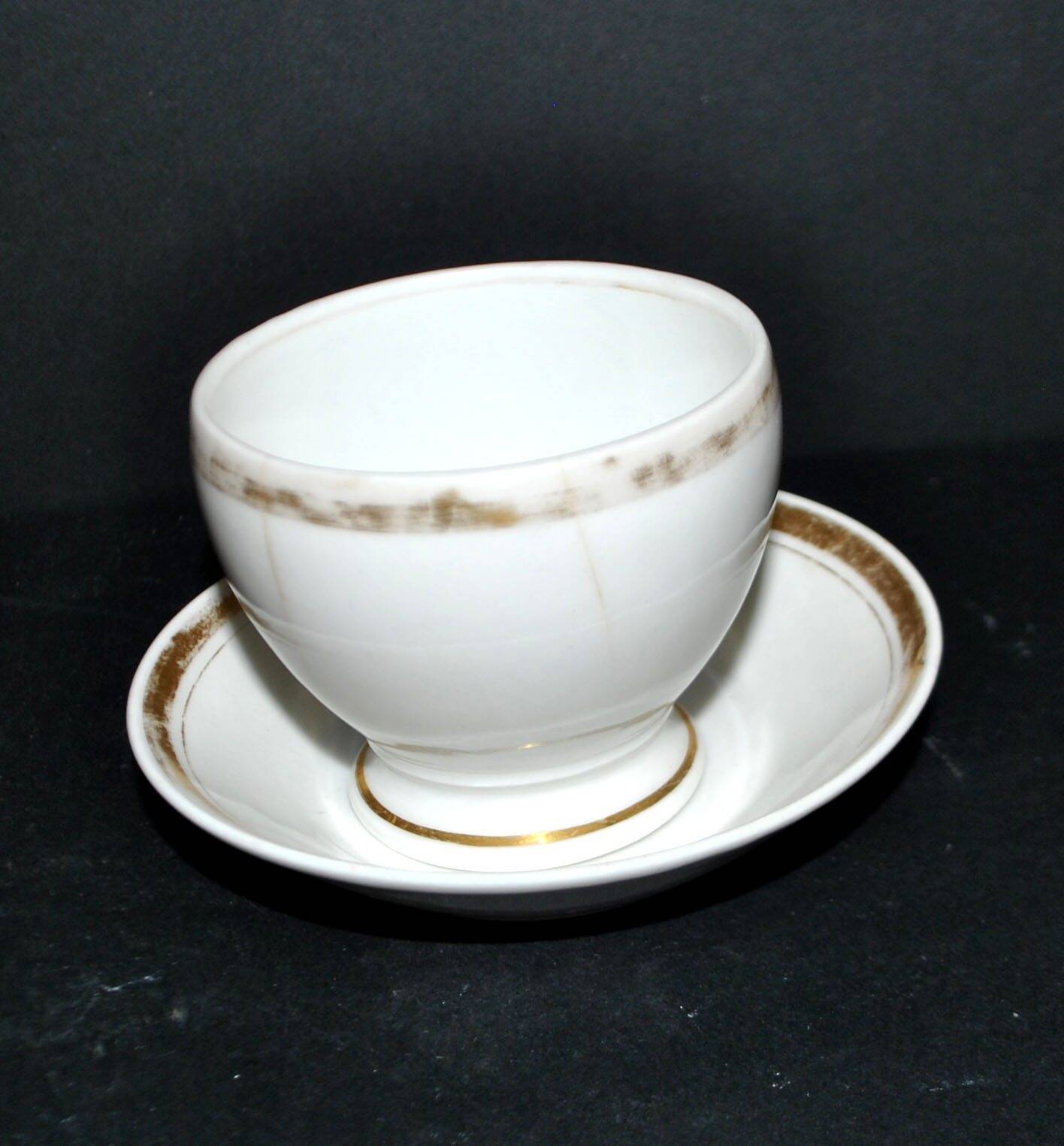 Paris porcelain – Antique round cup in soft porcelain with gold trim.