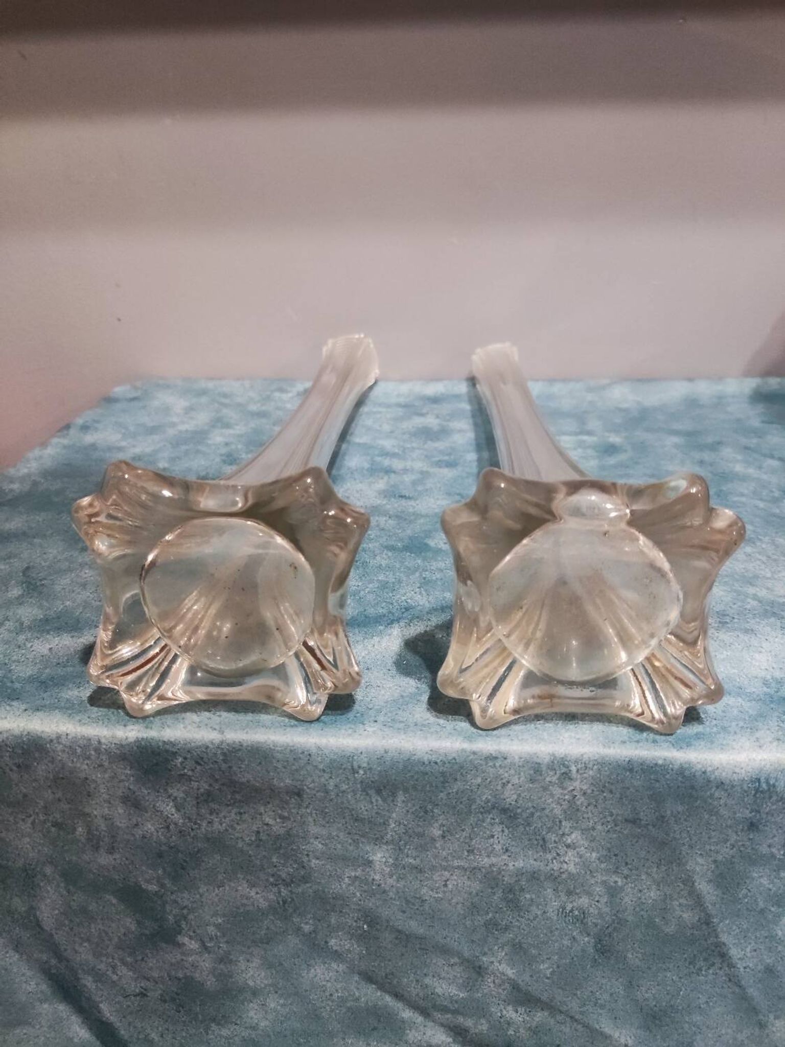 Paire de vases soliflores en verre ciselé vintage