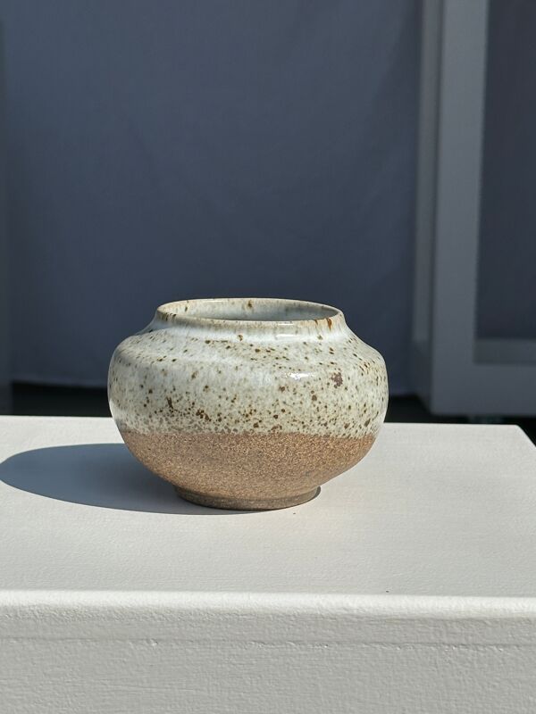 Petit vase blanc boule col resserré en céramique mouchetée glacée