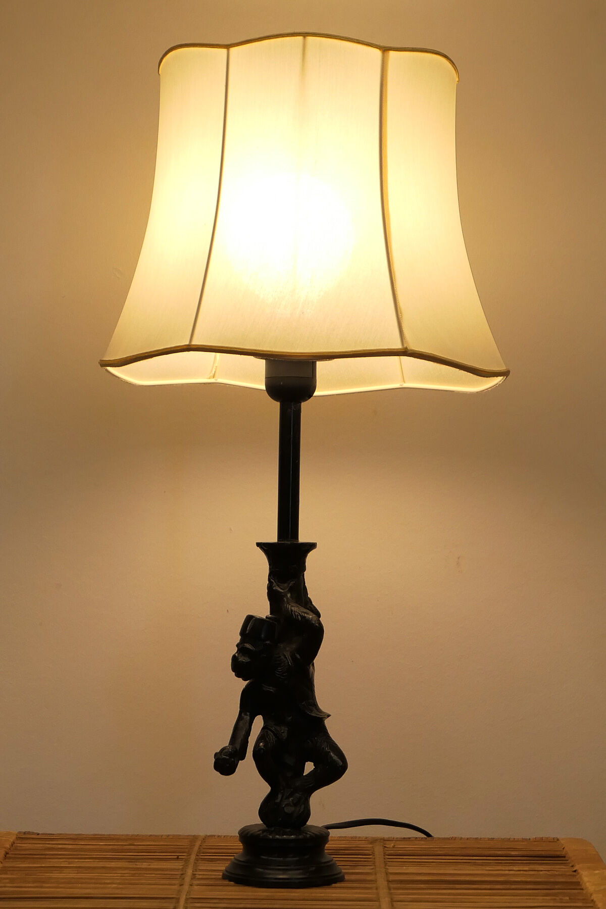 Lamp monkey learned juggler in patinated bronze