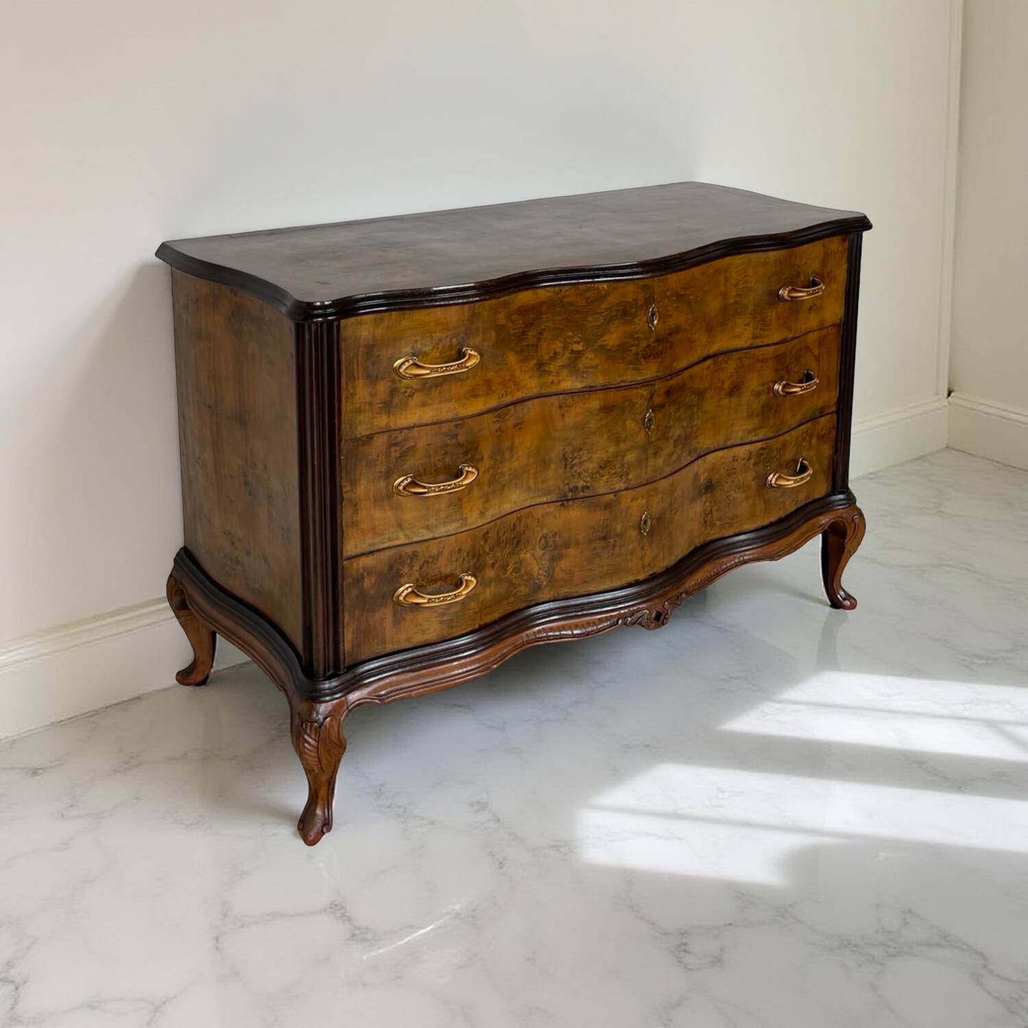 Commode italienne Art déco en loupe de noyer, années 1940-50