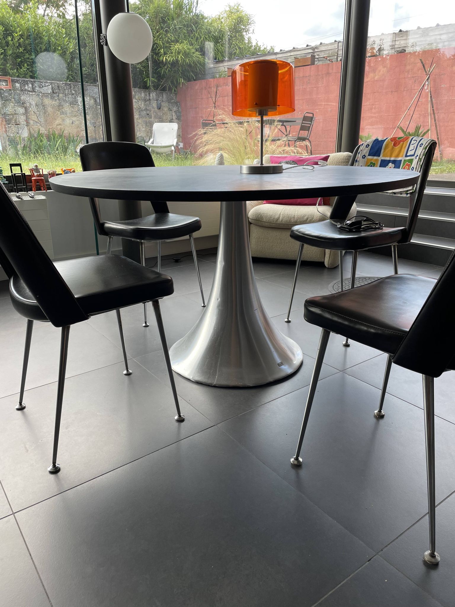 Table plateau noir ronde pied métal KARE design