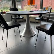 Table plateau noir ronde pied métal KARE design