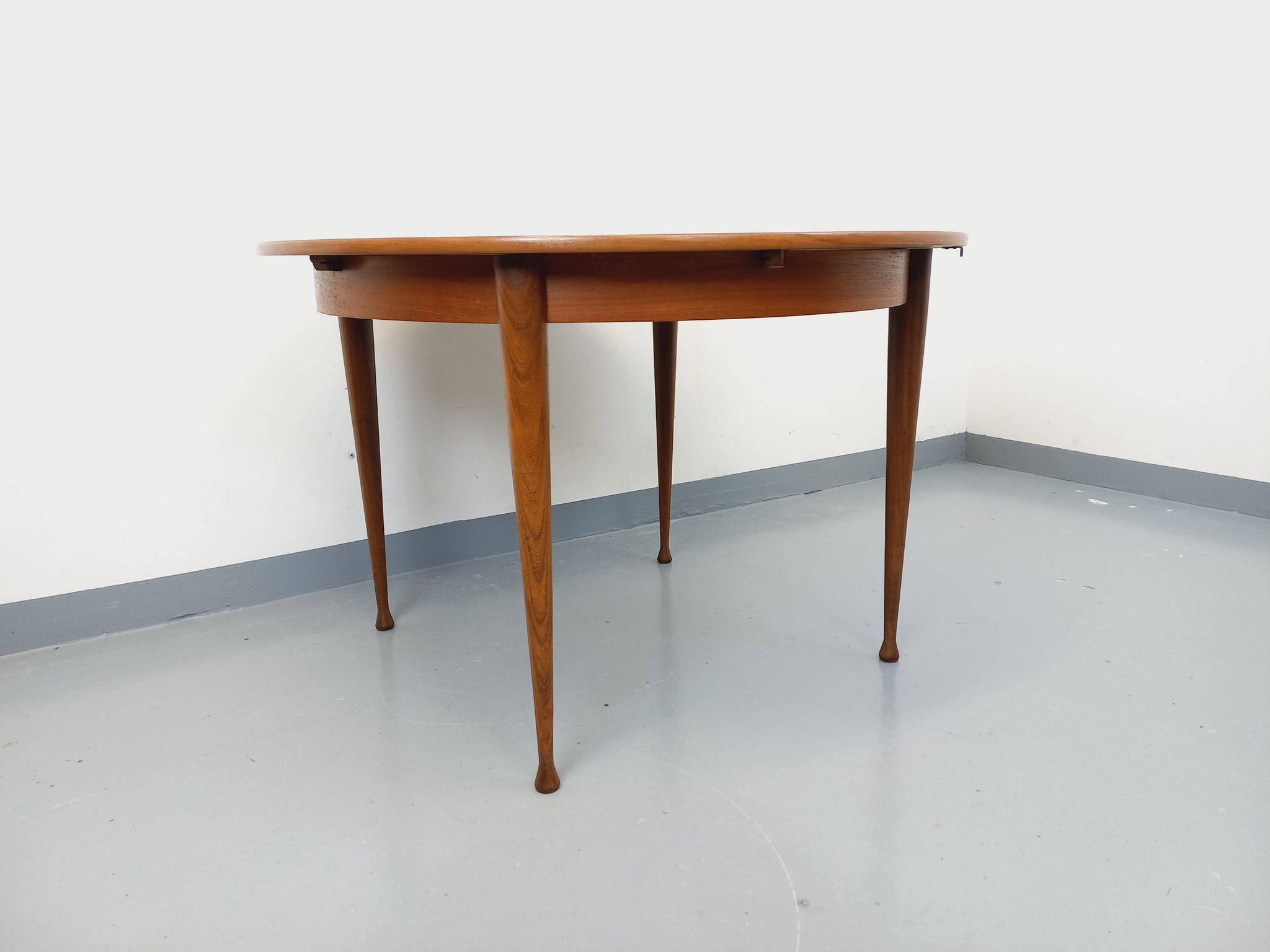 Round dining table in vintage Scandinavian style from the 50s and 60s in teak.