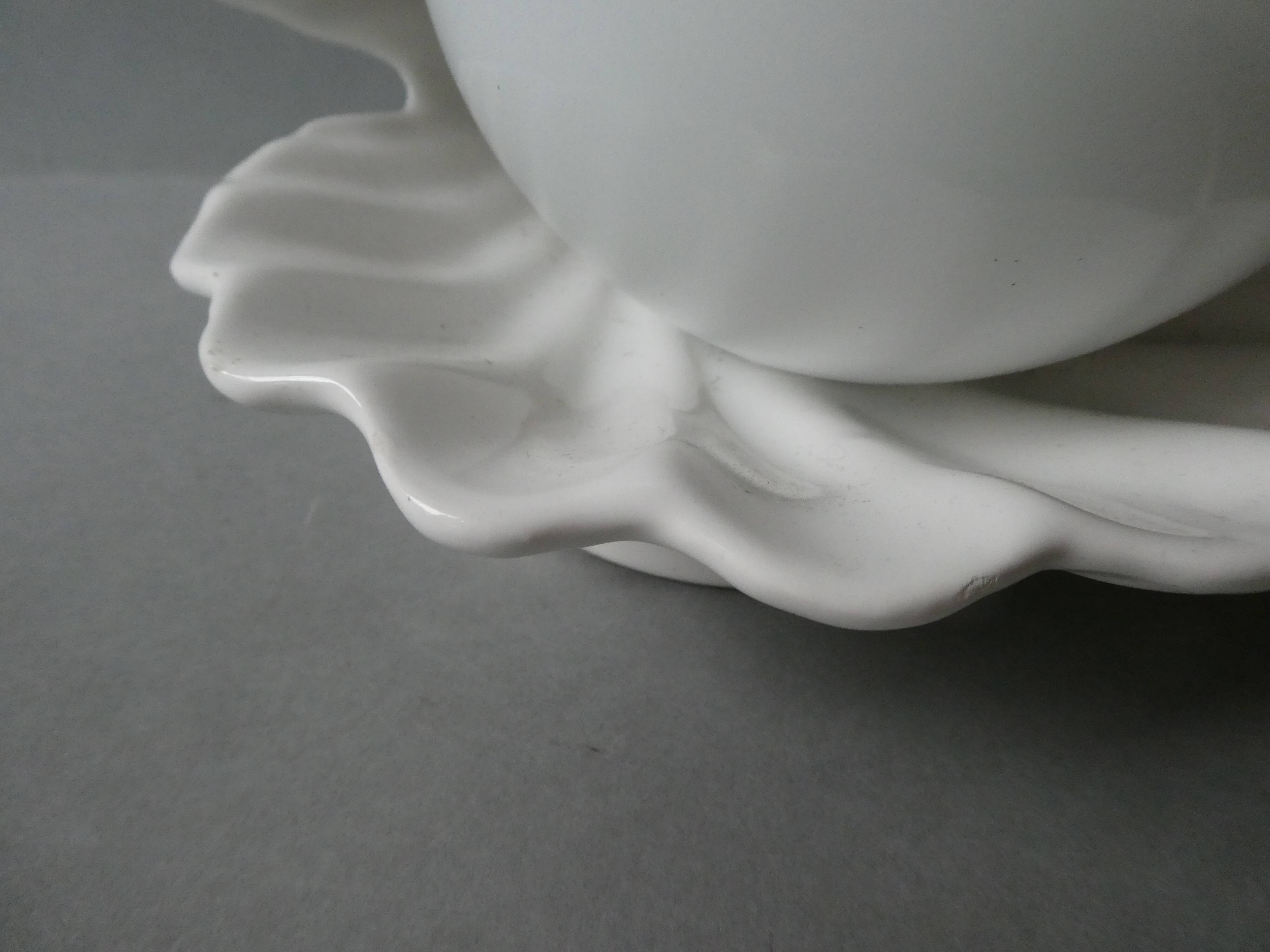 Shell lamp in white ceramic and opaline, 80s