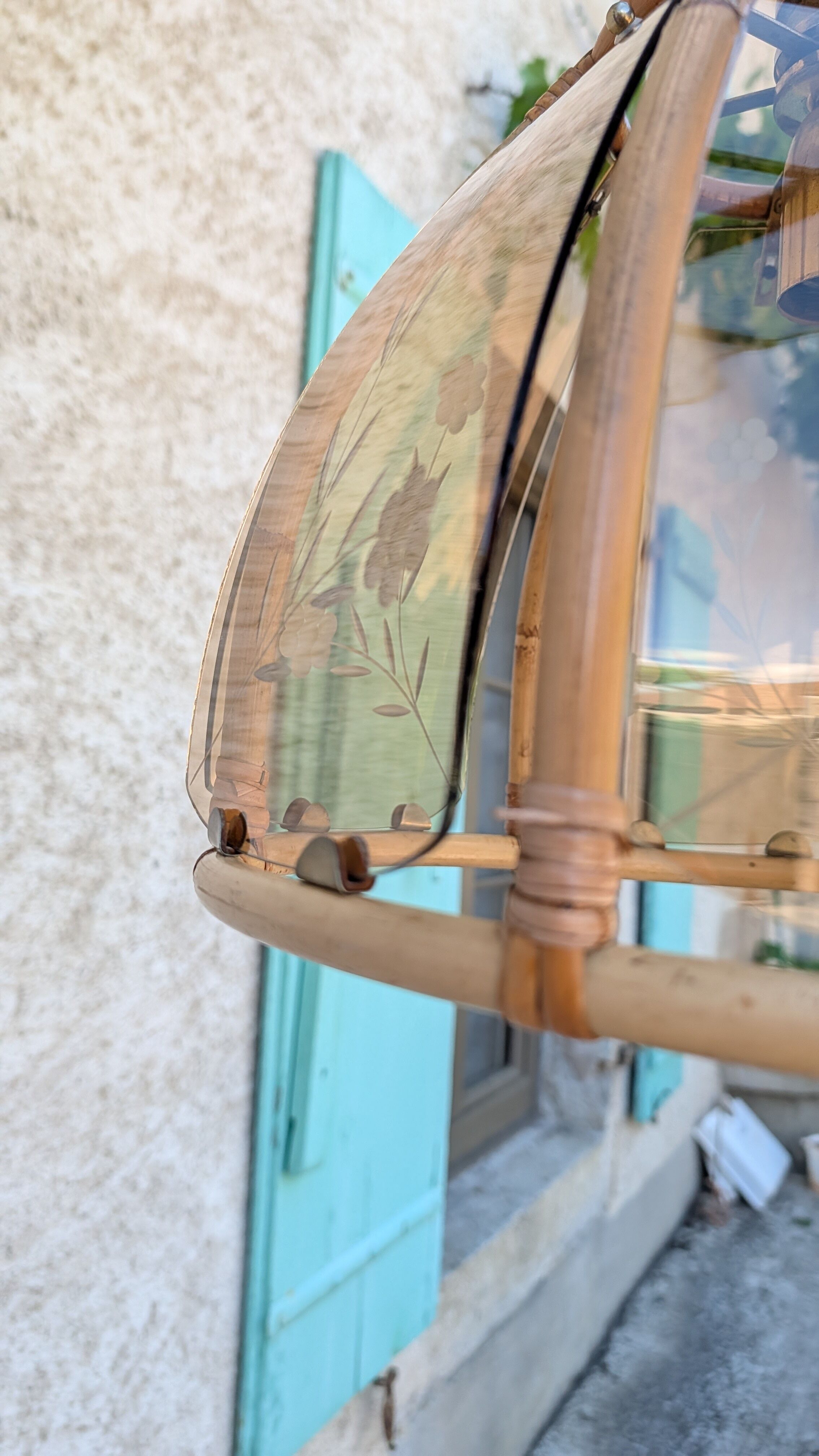 Suspension vintage rotin et verre fumé gravé – années 70