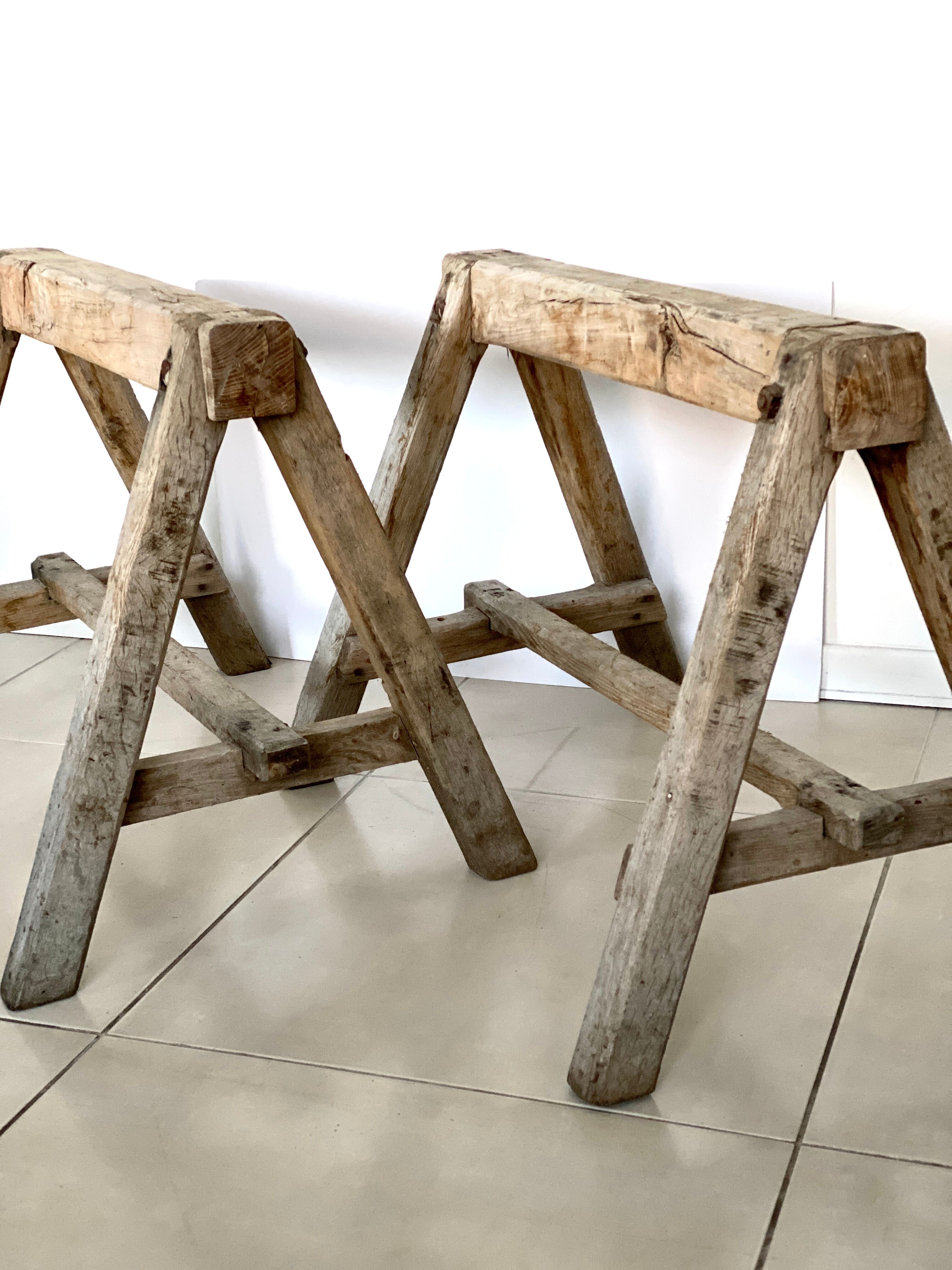 Table basse sur tréteaux anciens en bois