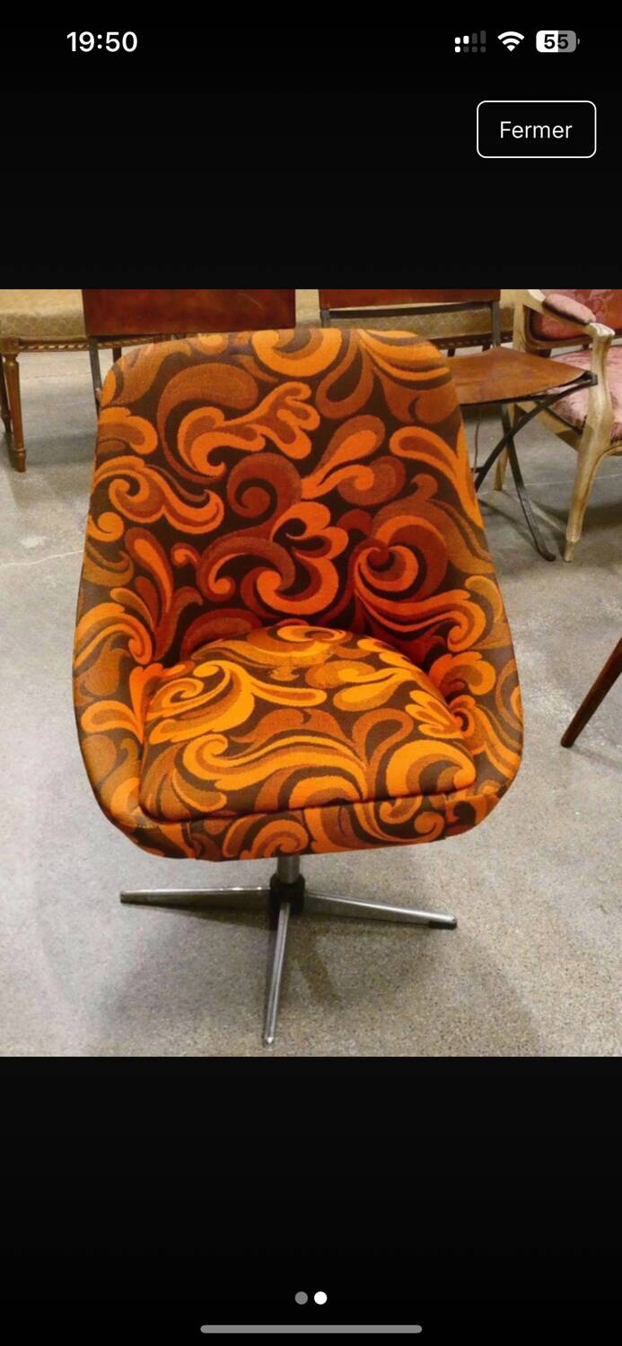 Vintage space age swivel chair with psychedelic pattern in shades of orange.