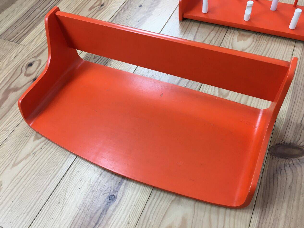Space age wall coat rack, orange wood, with its shelf from the 1970s.