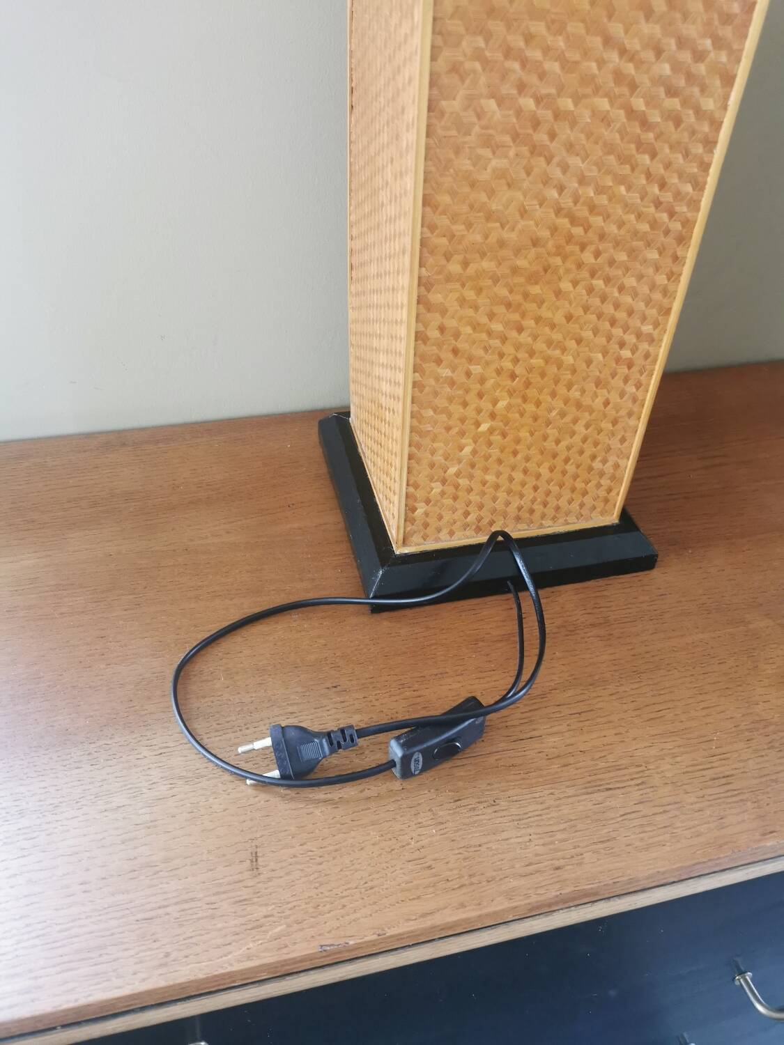 Vintage straw marquetry lamp