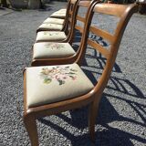 8 chaises en merisier avec assises brodées