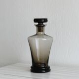 Carafe, bouteille ancienne en verre fumé avec bouchon sculpté.