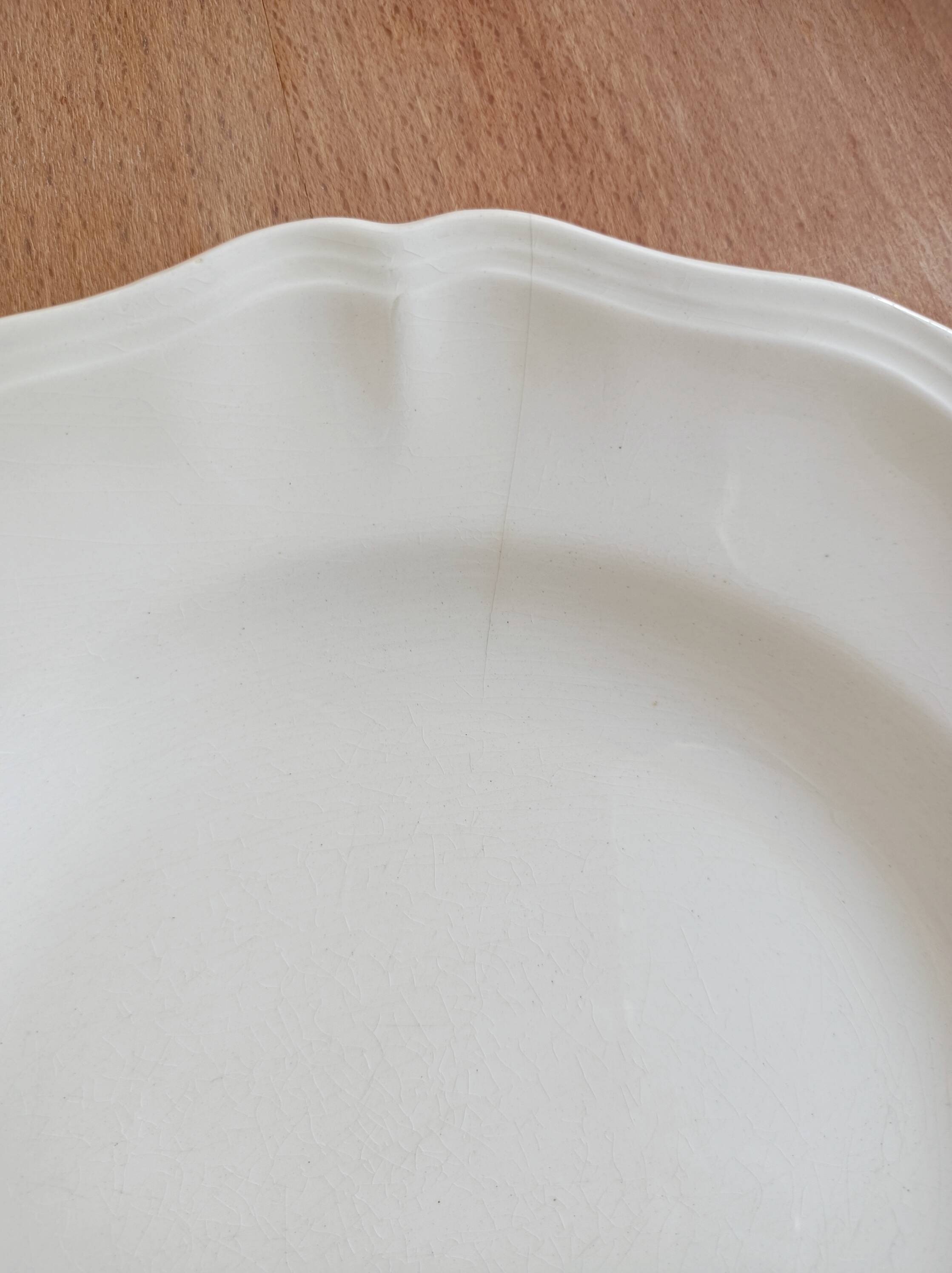 Set of 5 Sarreguemines ivory flat plates