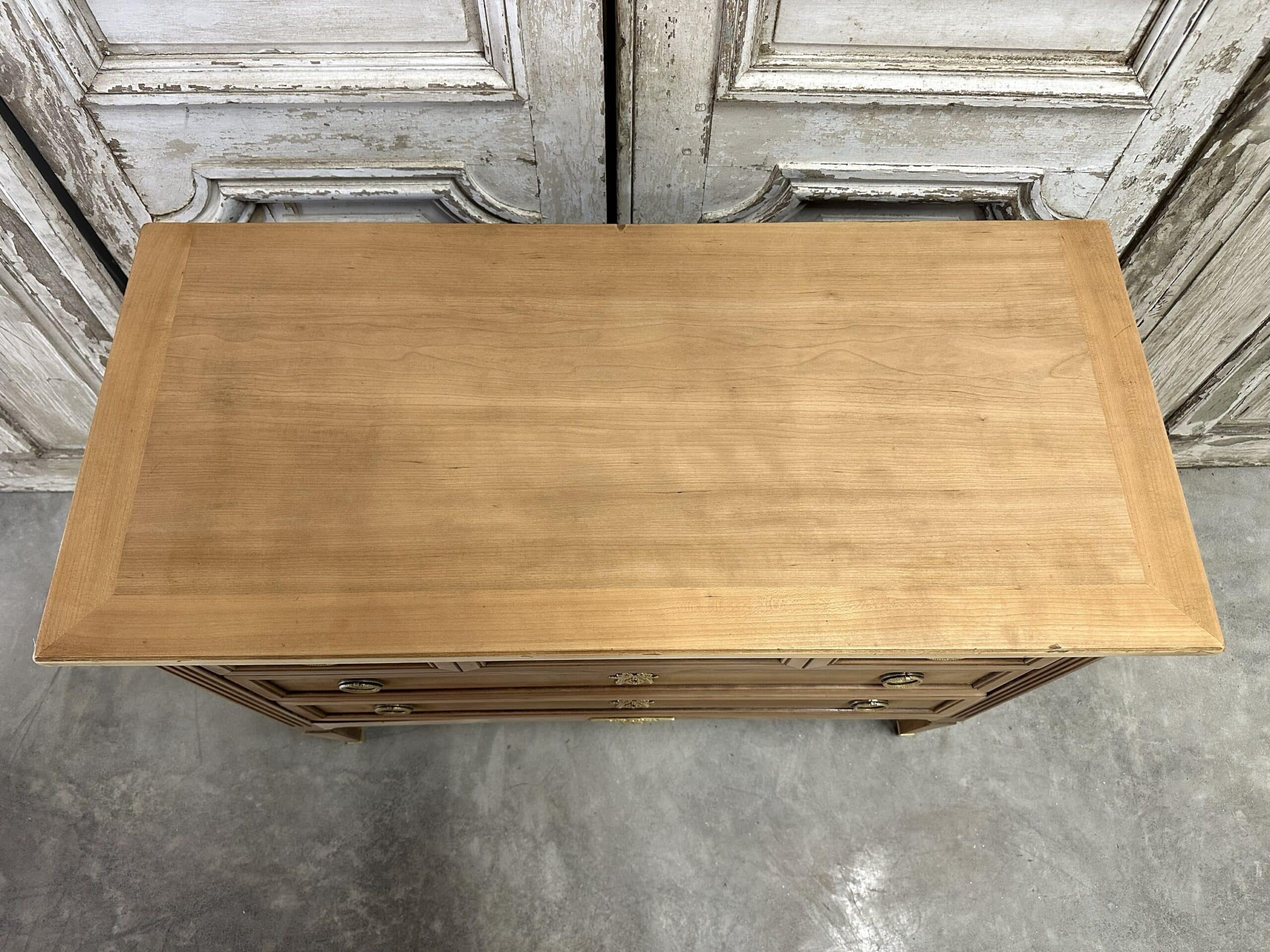 Commode Louis XVI en merisier clair vers 1970