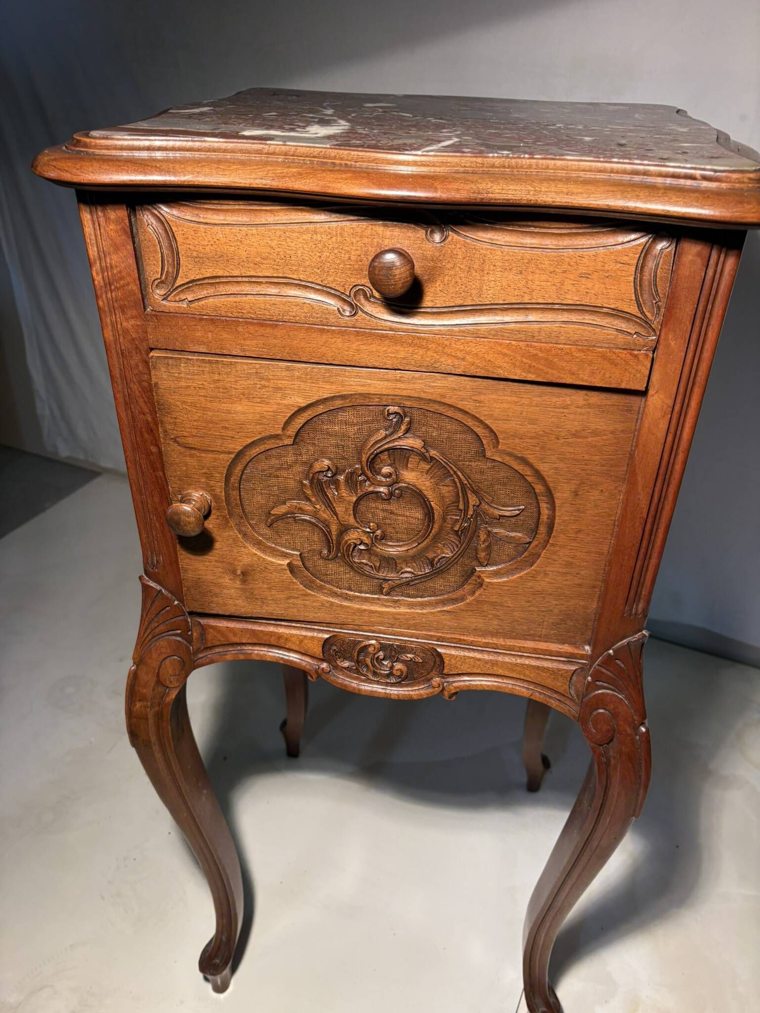 Pair of antique bedside tables with marble top and ceramic niche