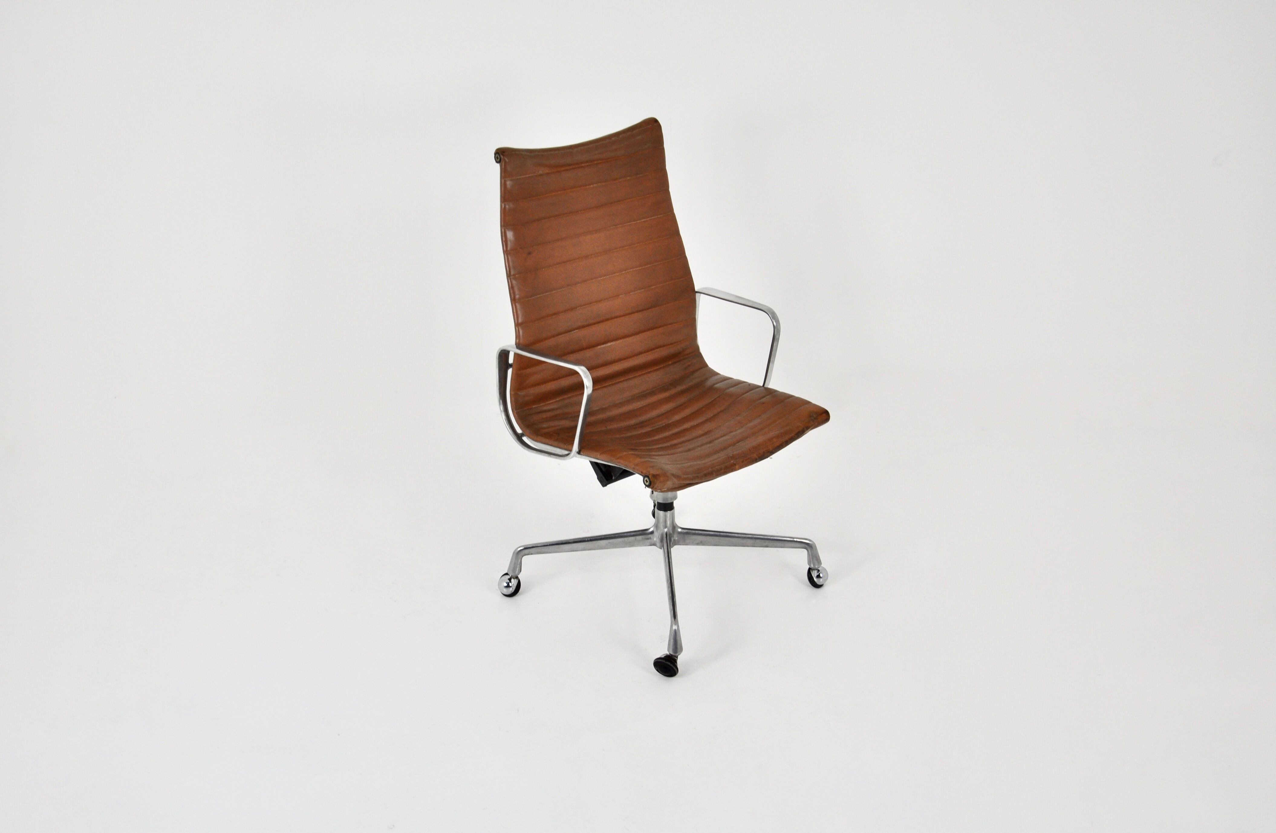 Office chair by Charles & Ray Eames for Herman Miller 1970S