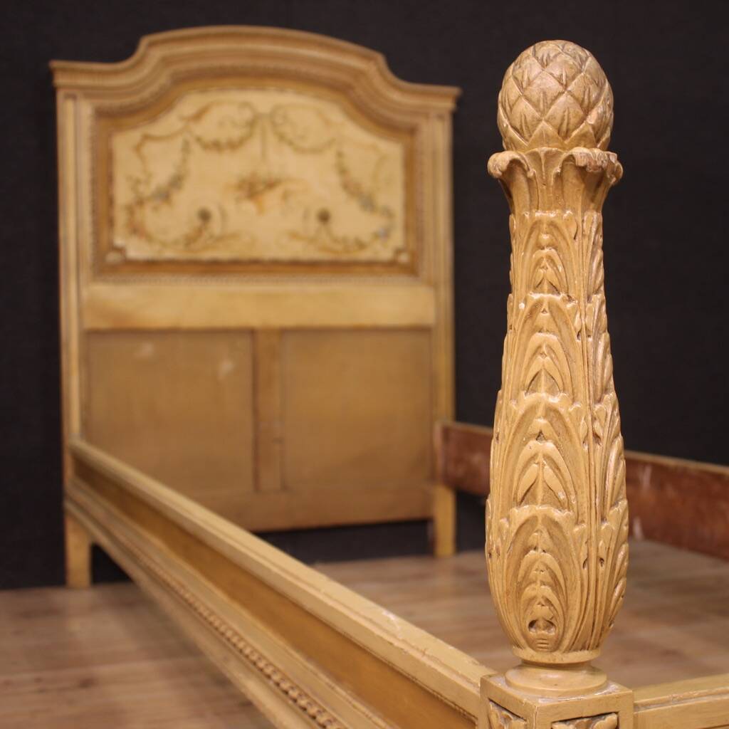 Paire de lits de style Louis XVI en bois laqué du XXe siècle