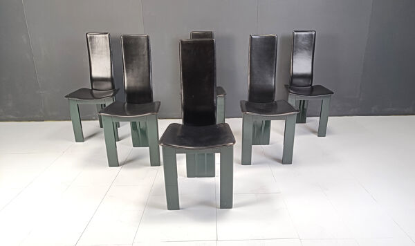 Copie d'un ensemble de 6 chaises de salle à manger en cuir italien et laqué vert, années 1980.