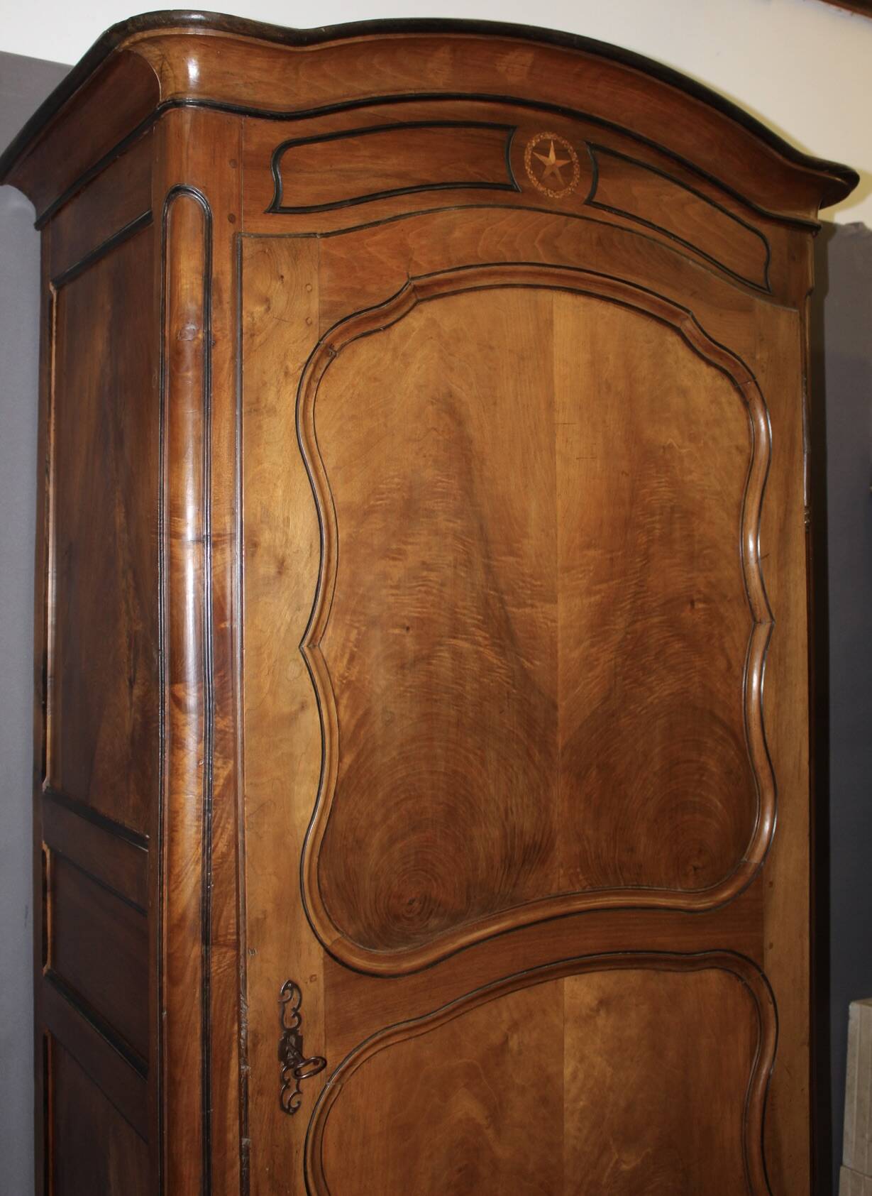 Louis XV bonnetière in walnut from the late 18th century