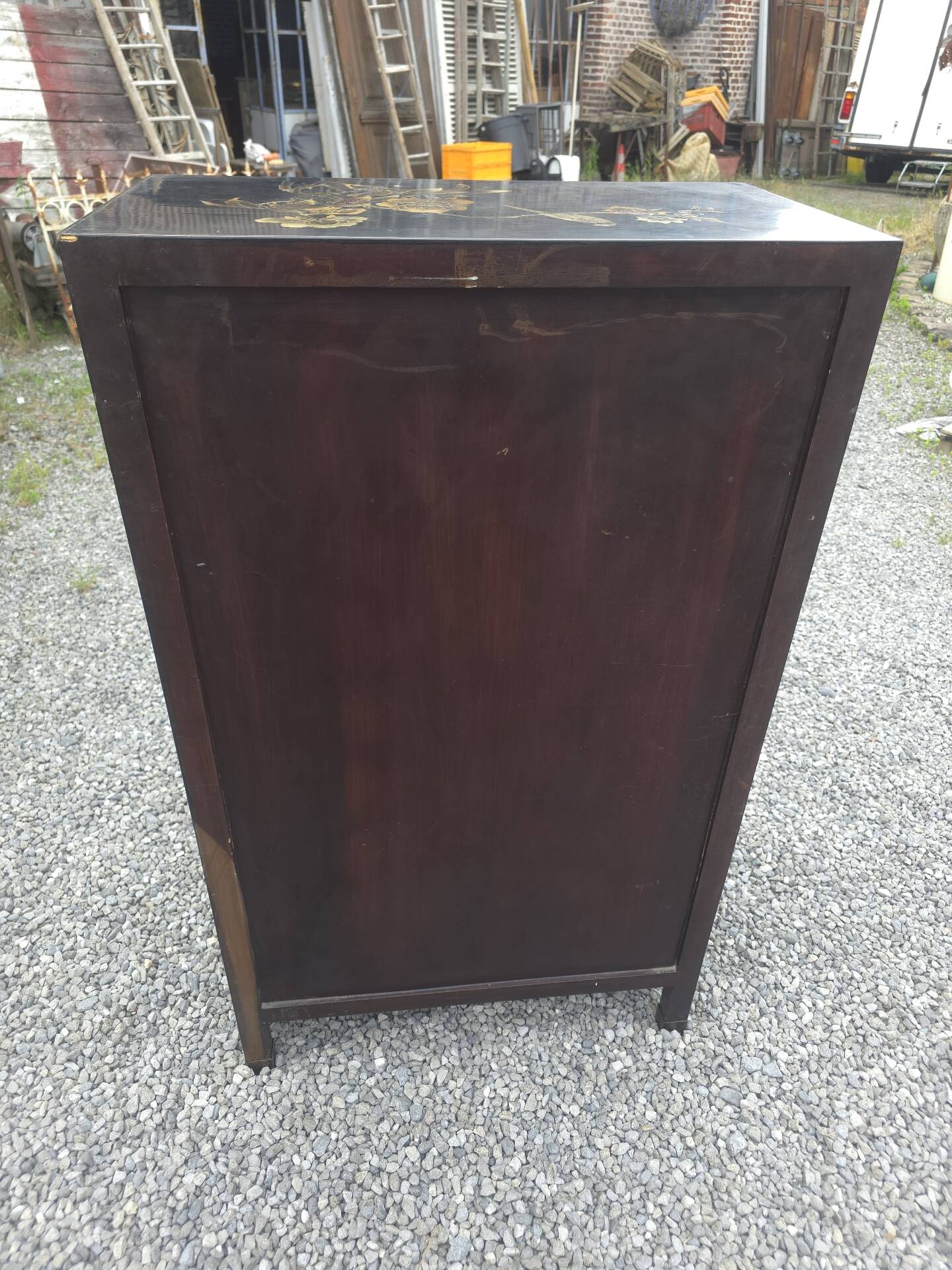 Lacquered wooden Chinese cabinet