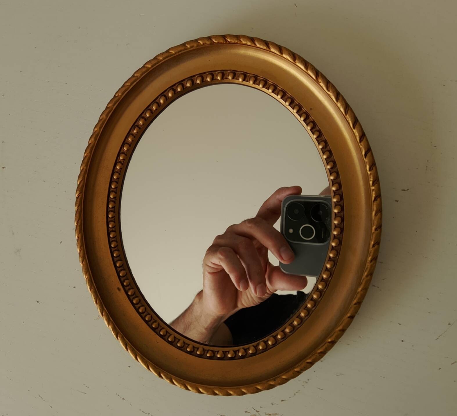Small vintage oval mirror in gilded resin from the 60s/70s.