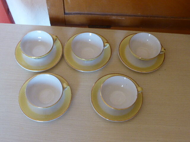Service a coffee in white and yellow porcelain, vintage Asian decor