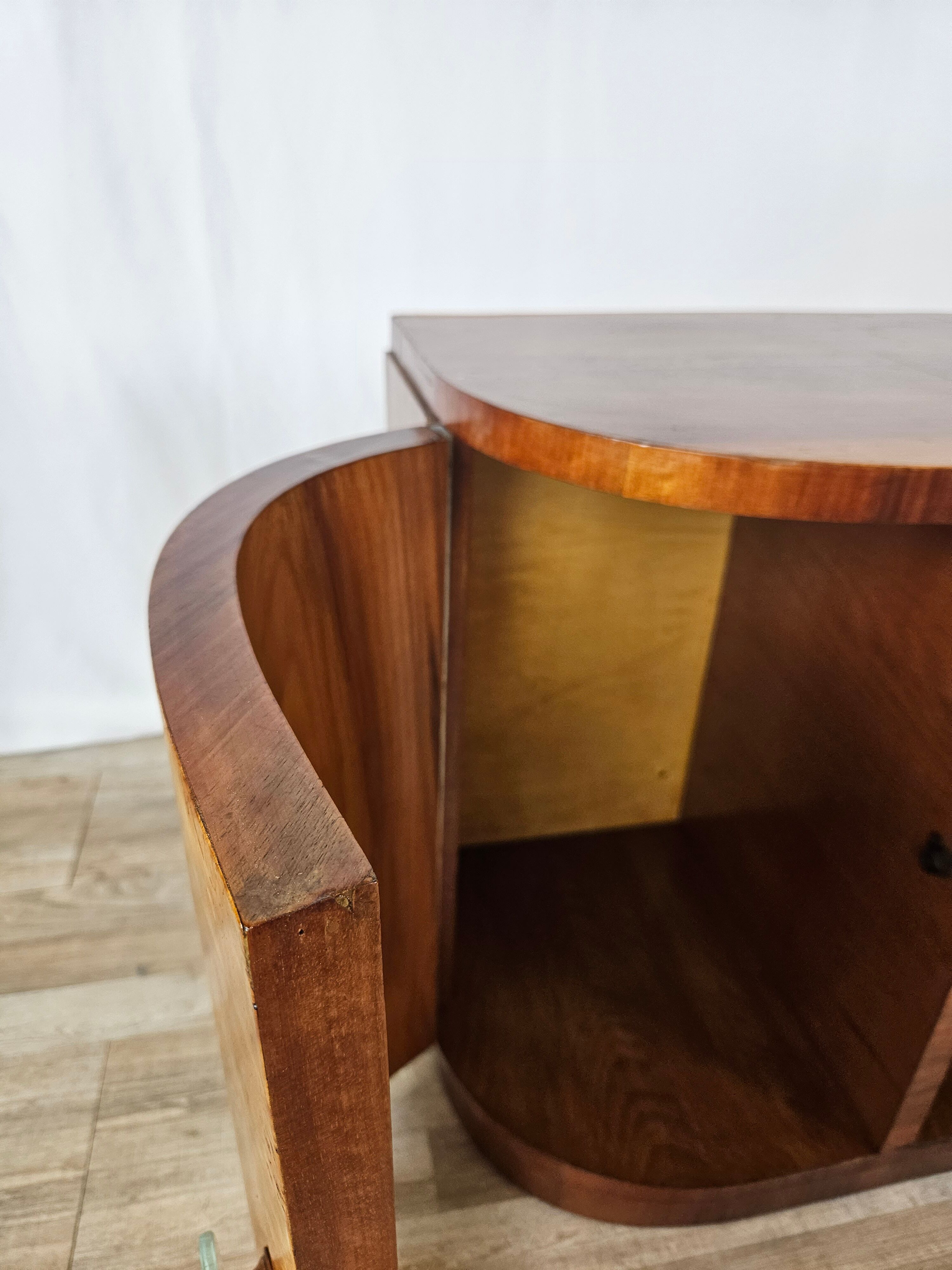 Pair of Art Decò bedside tables in walnut and thuja